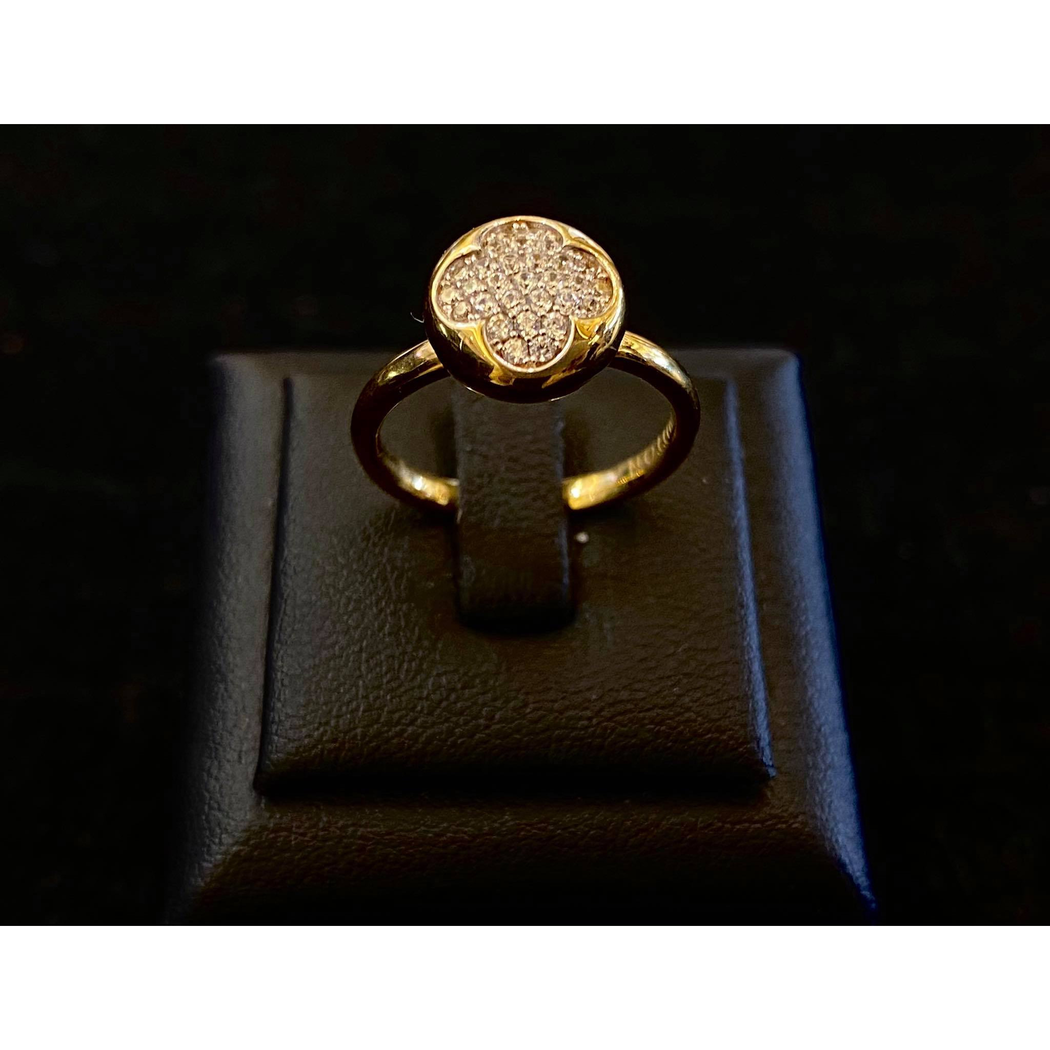 Nhẫn vàng 18k mặt tròn hoa đính đá