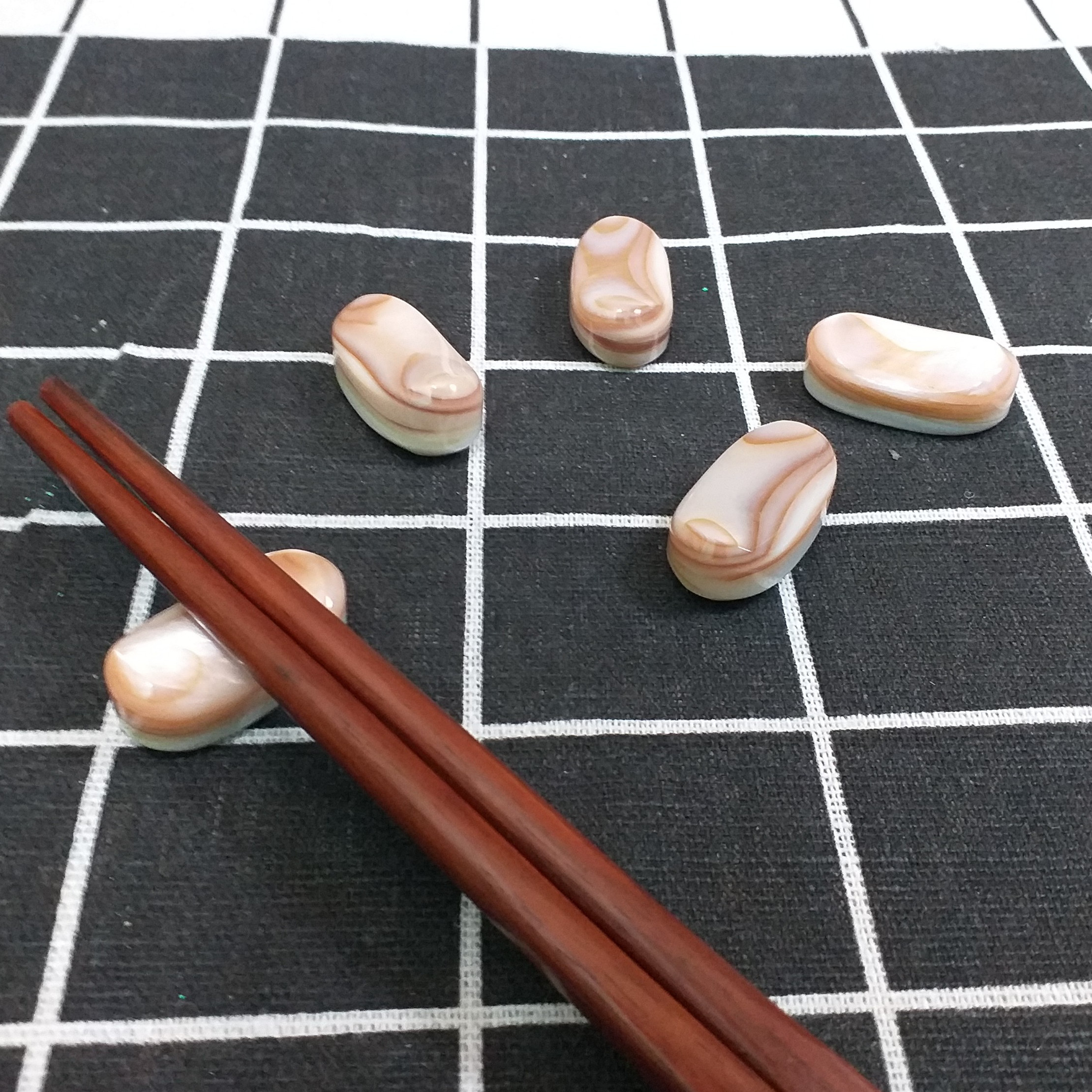 Bộ 5 chiếc Gác đũa Xà Cừ Nâu hồng hình hạt Mít Mini 2,5cm - Phụ kiện  giúp bàn ăn sang trọng (R4)