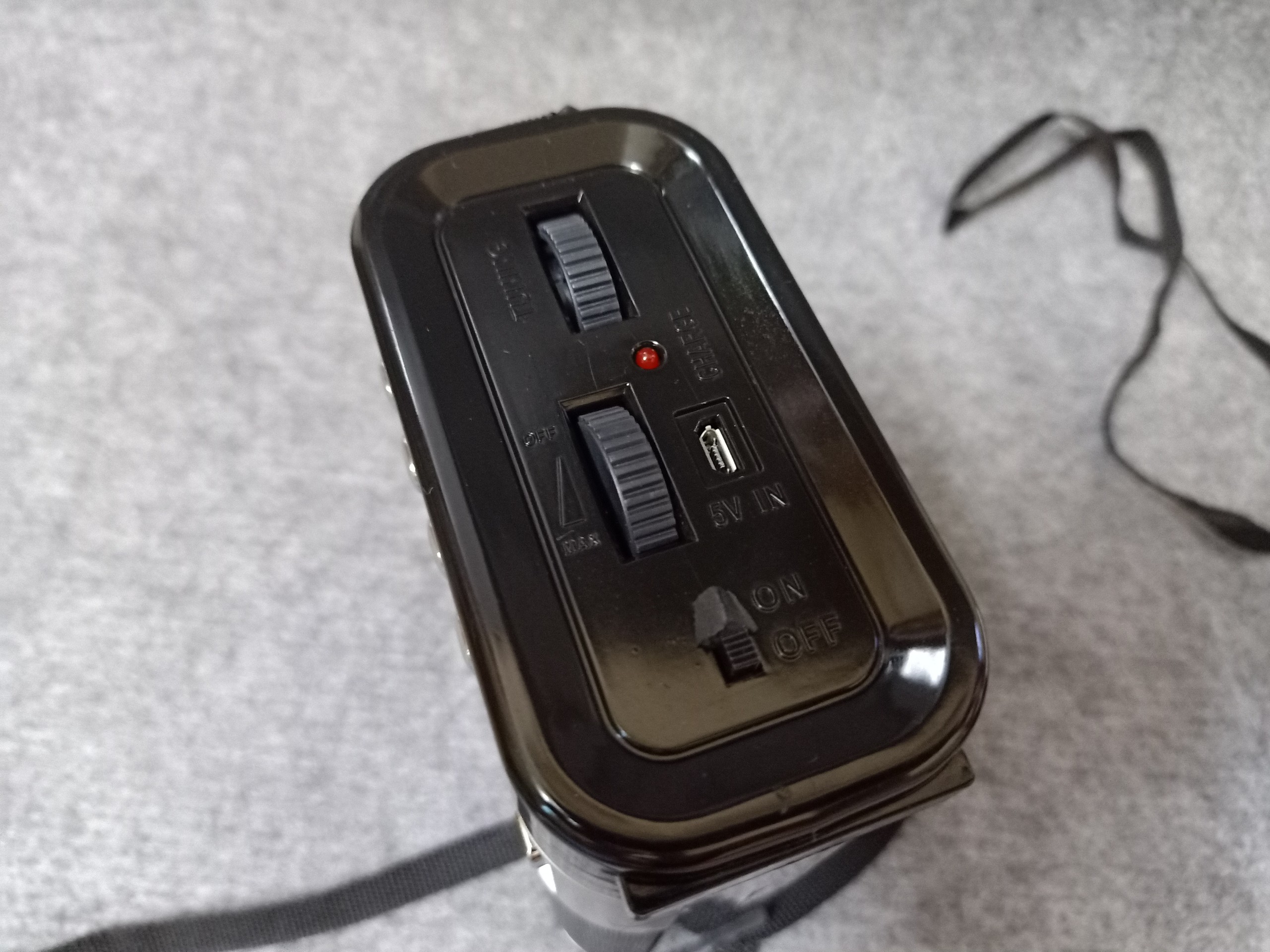 Đài LOA EXTRA BASS CÓ ĐÈN PIN LED, USB NGHE NHẠC THẺ NHỚ WAXIBA XB-771URT RADIO AM FM SW THEO KÈM PIN SẠC - Giao màu ngẫu nhiên - HÀNG CHÍNH HÃNG