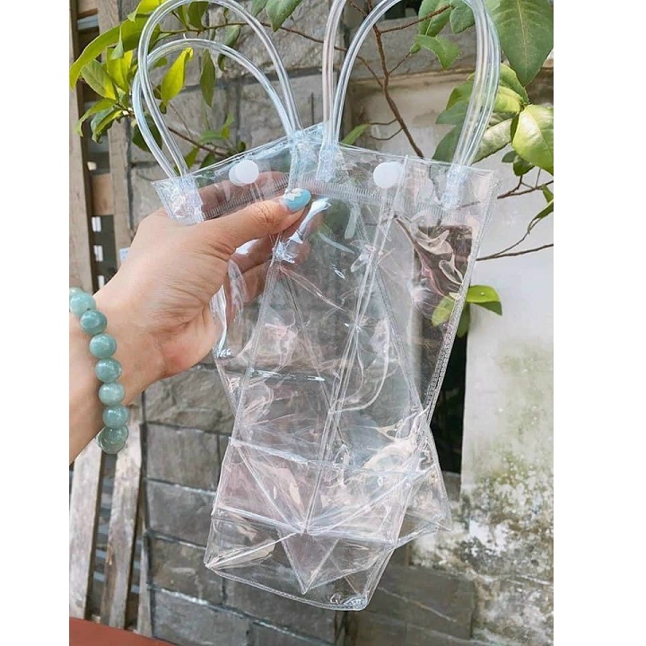 Túi nhựa trong suốt đựng ly bình nước có quai xách tiện lợi.