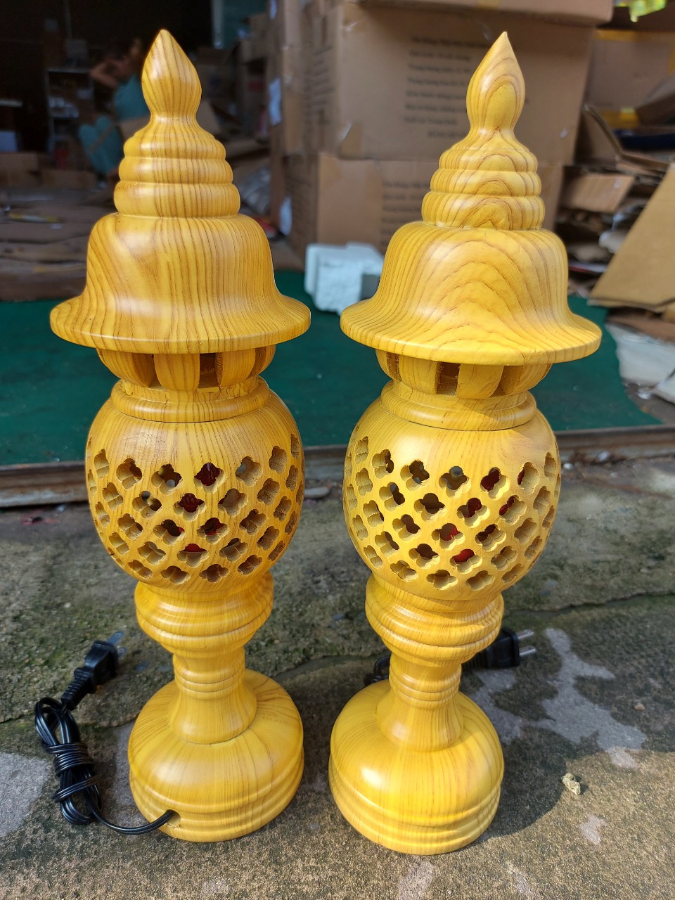 Đèn thờ tổ ong-Đèn thờ gỗ cao 34cm - màu vàng vân gỗ đẹp