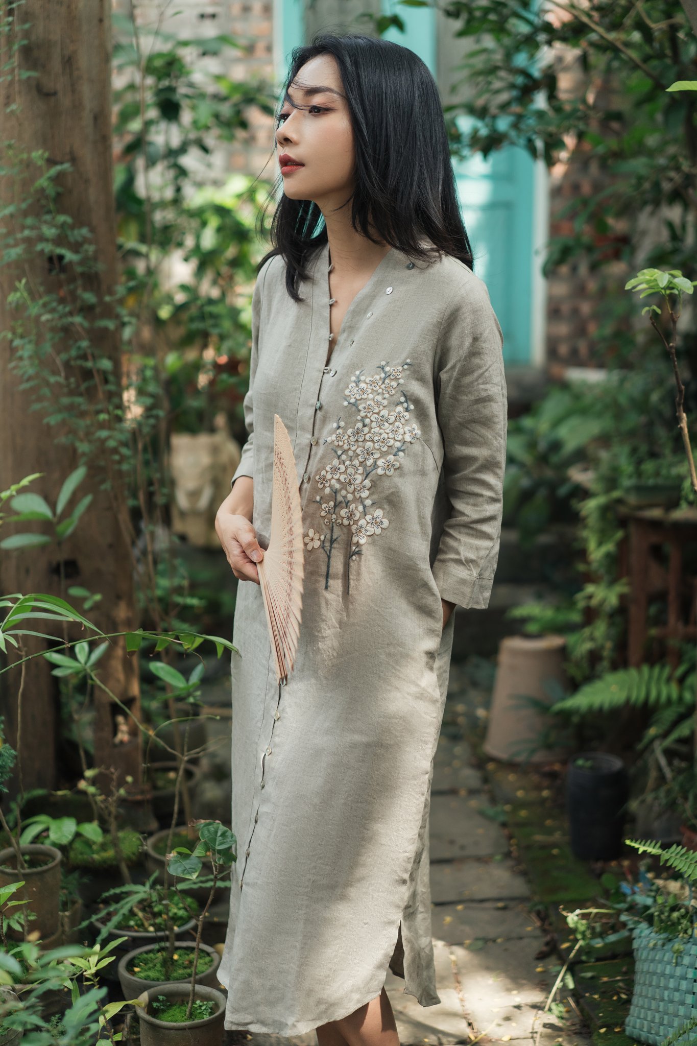 Váy cổ V khuy dọc linen m.tiêu thêu hoa đào