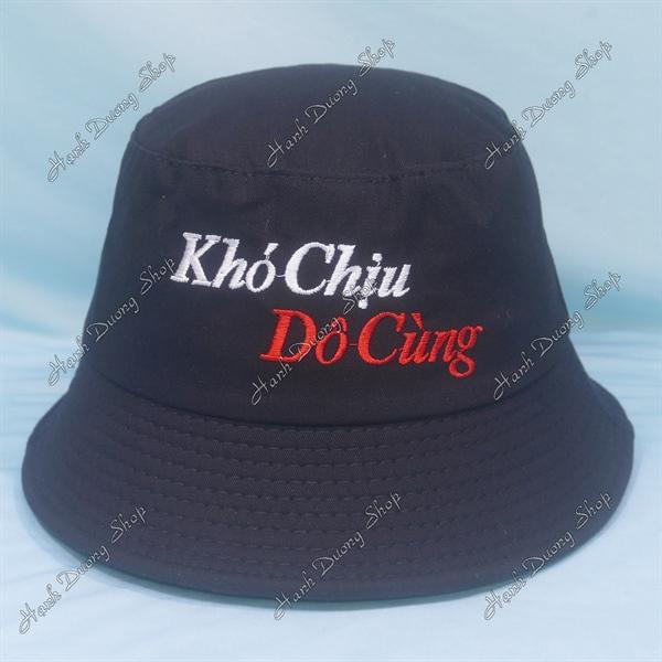 Nón tai bèo mũ bucket vành nhỏ thêu chữ Khó Chịu Vô Cùng - Đen
