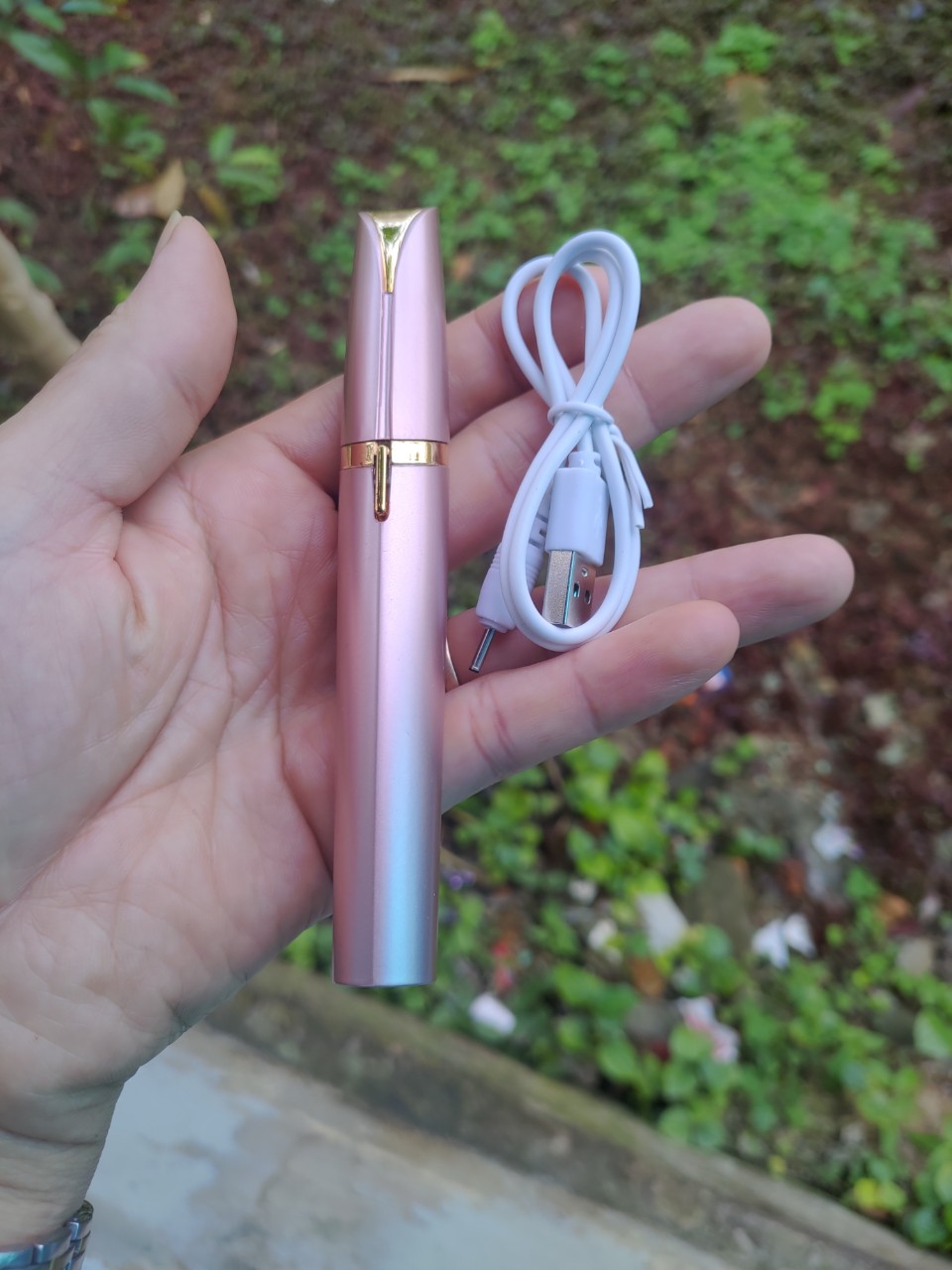 Bút tỉa lông mày lông mũi cao cấp,máy dùng sạc điện điện nhỏ gọi tiện