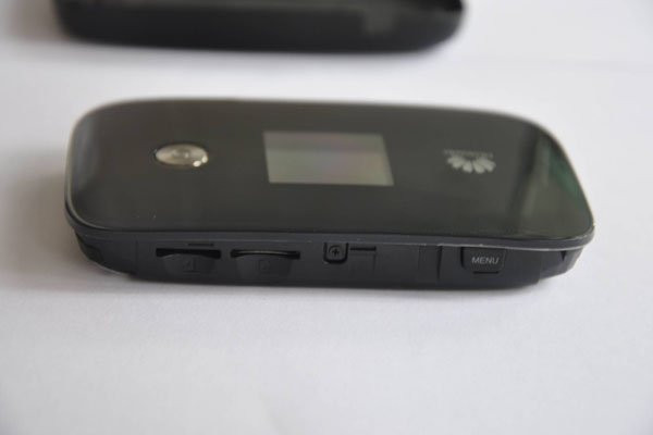 Huawei_E5786_SD_and_SIM_slot