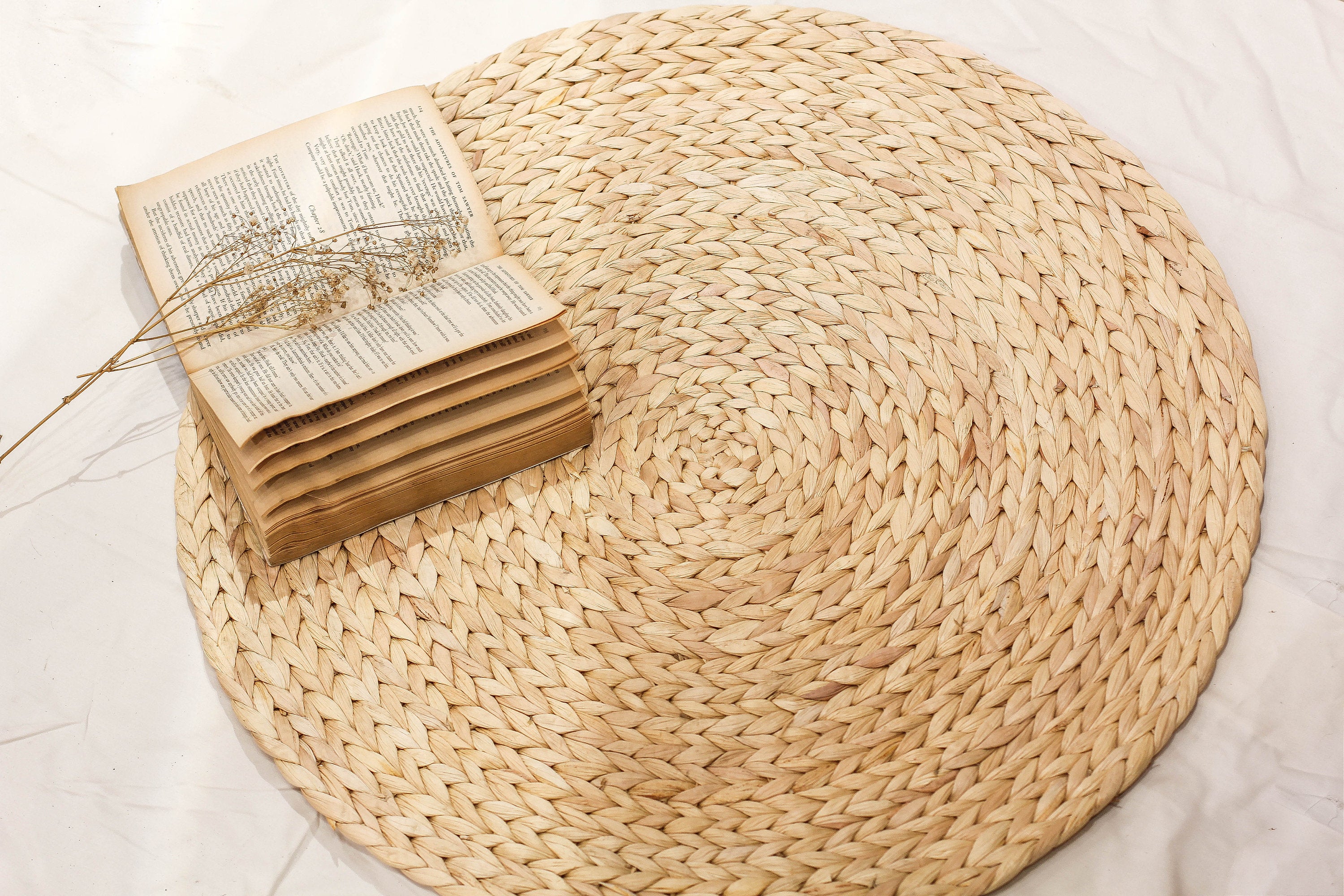 Thảm lót sàn hình tròn bằng lục bình tự nhiên, chụp hình decor D50cm, trang trí phong cách Hàn