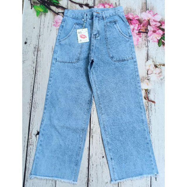 Quần jeans ống rộng túi trước model