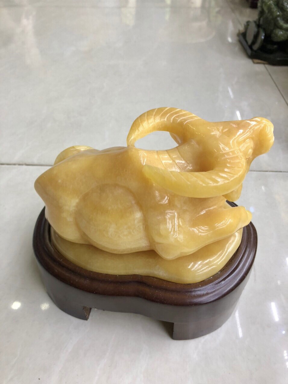 Tượng con trâu giáp tuổi sửu phong thủy đá ngọc hoàng long đặt bàn làm việc - Dài 17cm