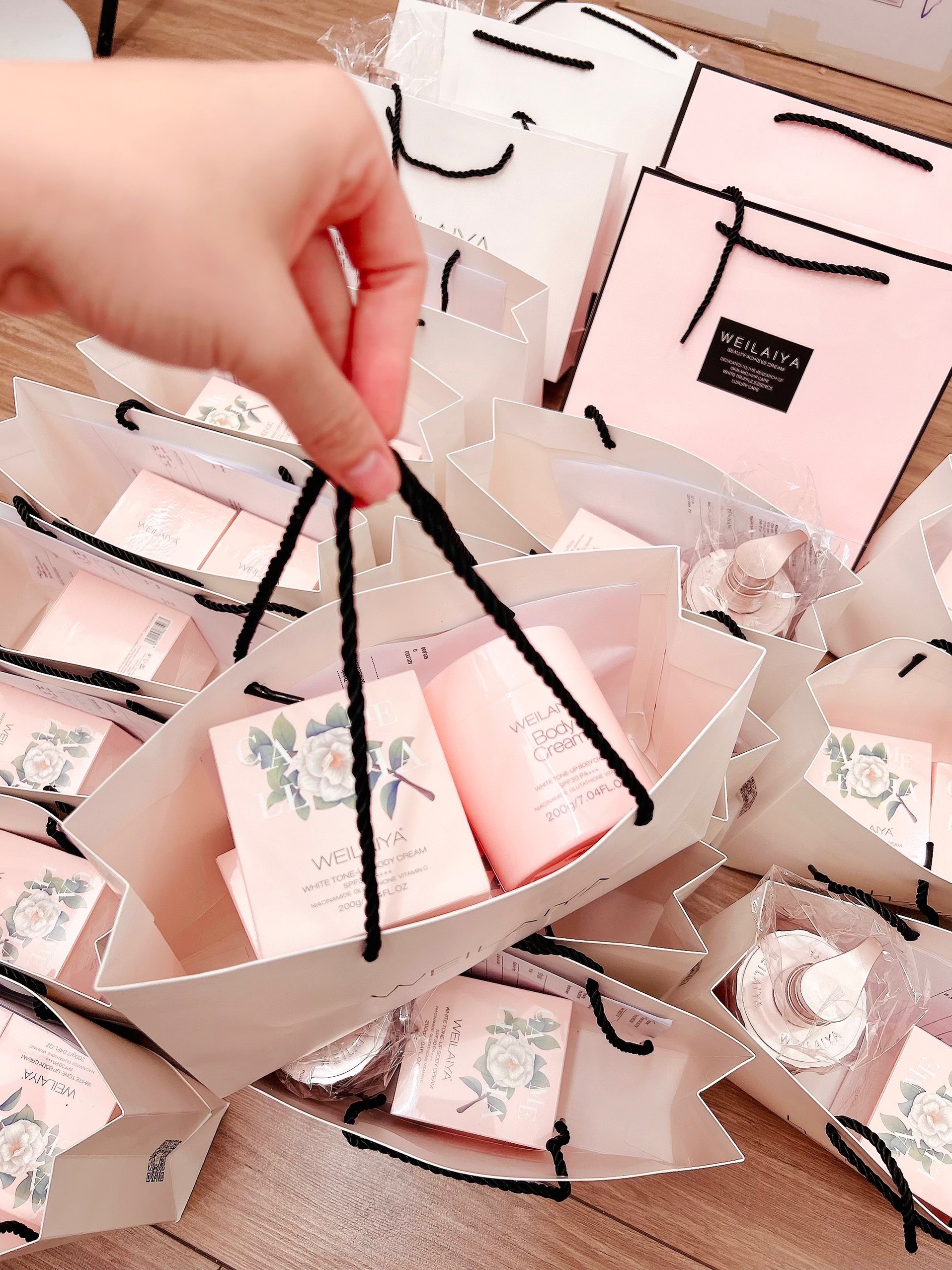 Kem Body WEILAIYA Kích Trắng Nâng Tone Bảo Vệ Da White Tone-Up Body Cream SPF30 PA+++