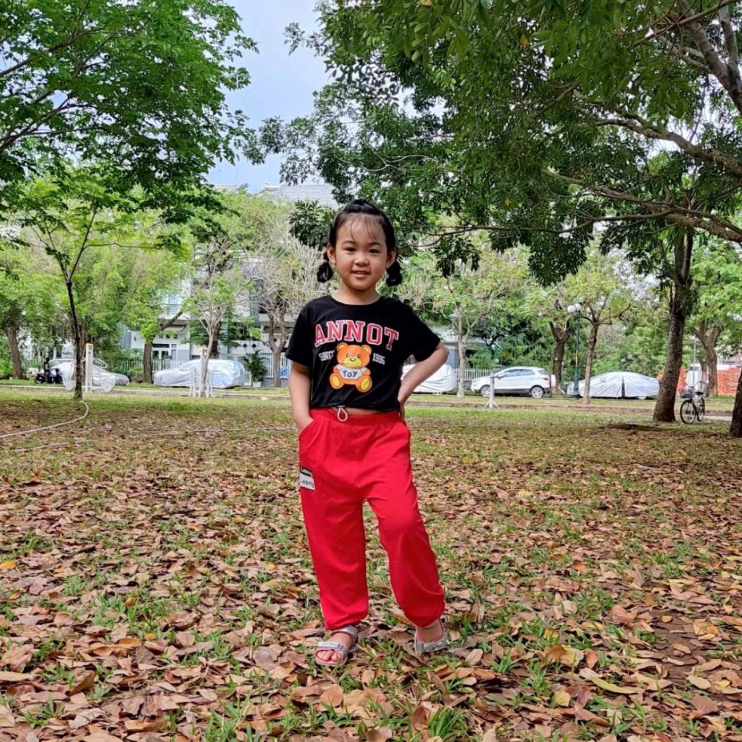 G00000815 Set áo croptop đỏ dây rút cá tính quần jogger thể thao cho bé gái