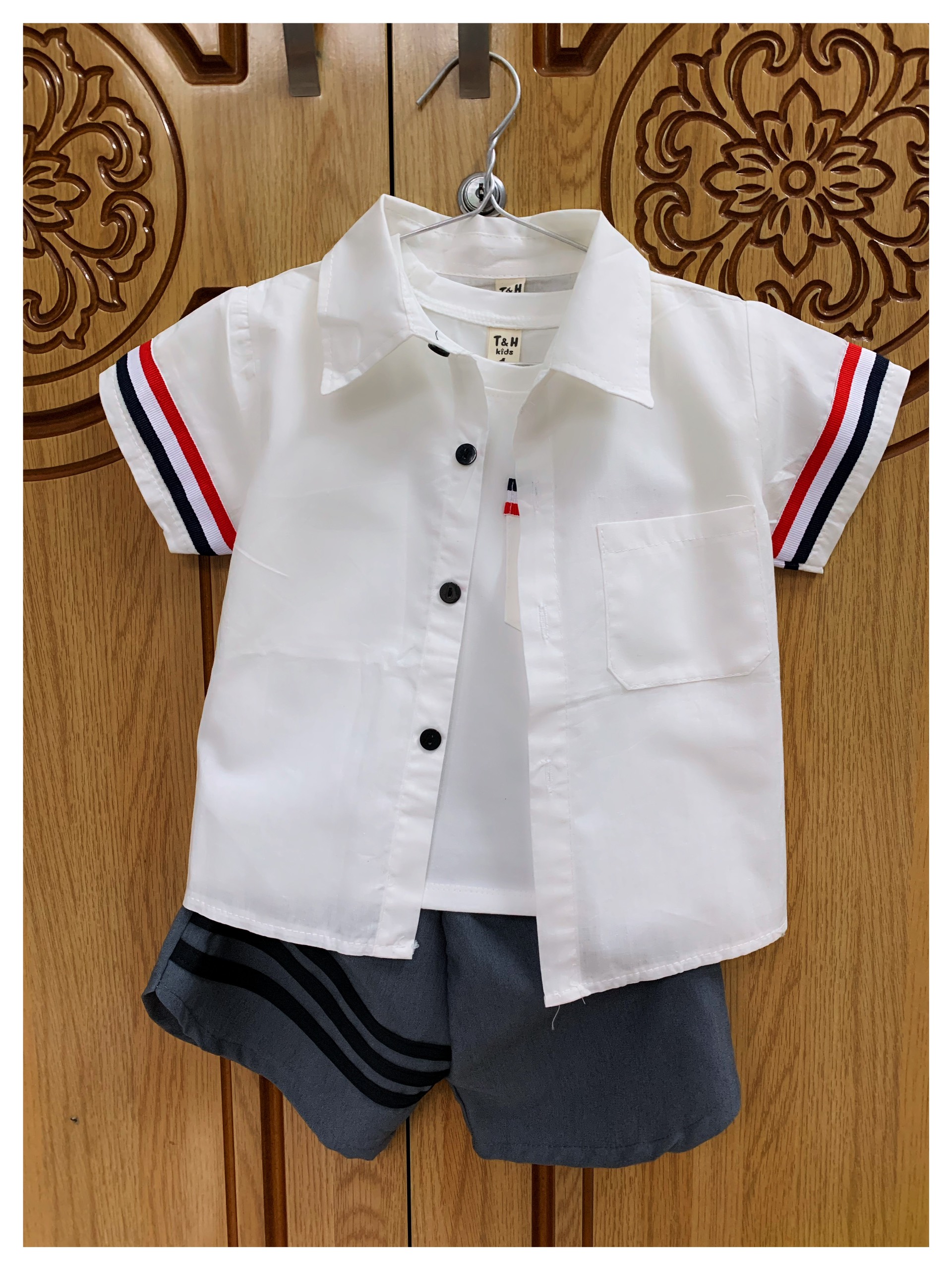 Set sơ trắng kèm áo thun cotton và cavat cho bé trai