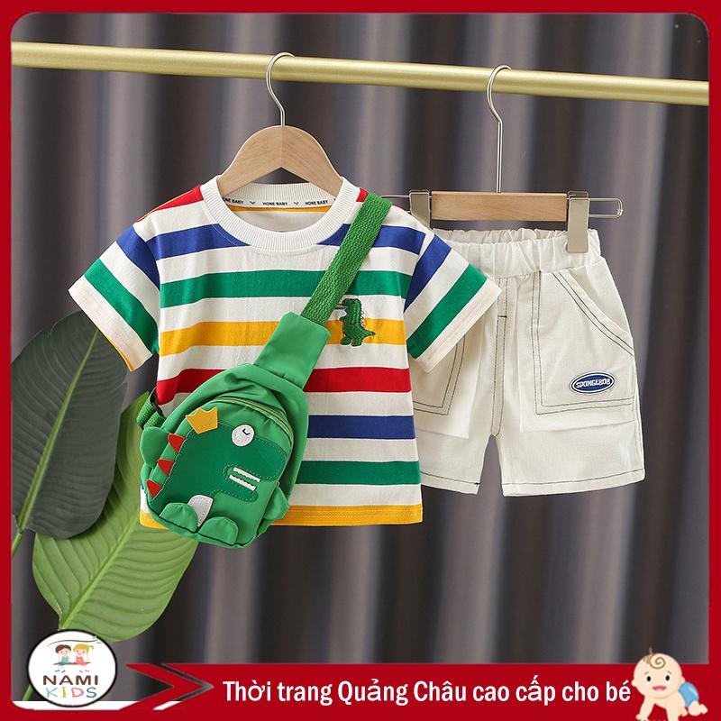 Set áo phông kẻ và quần đùi trắng cá tính cho bé trai (kèm túi đeo như hình)