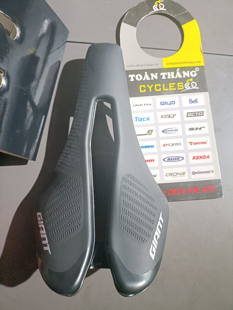Yên xe đạp Giant 2 Cầu giảm chấn