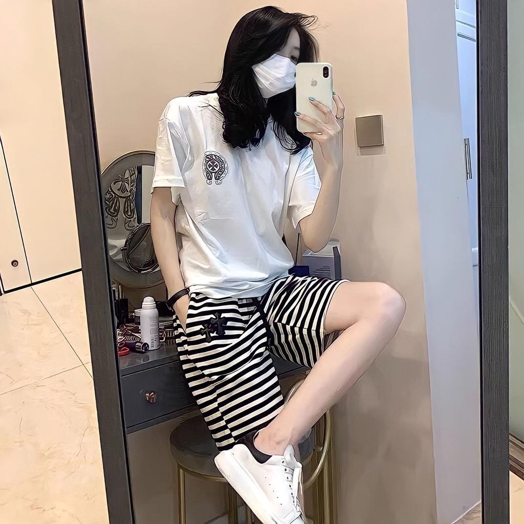Bộ Áo Thun In Hình Kèm Quần Short Ống Rộng Kẻ Logo Chữ Thập