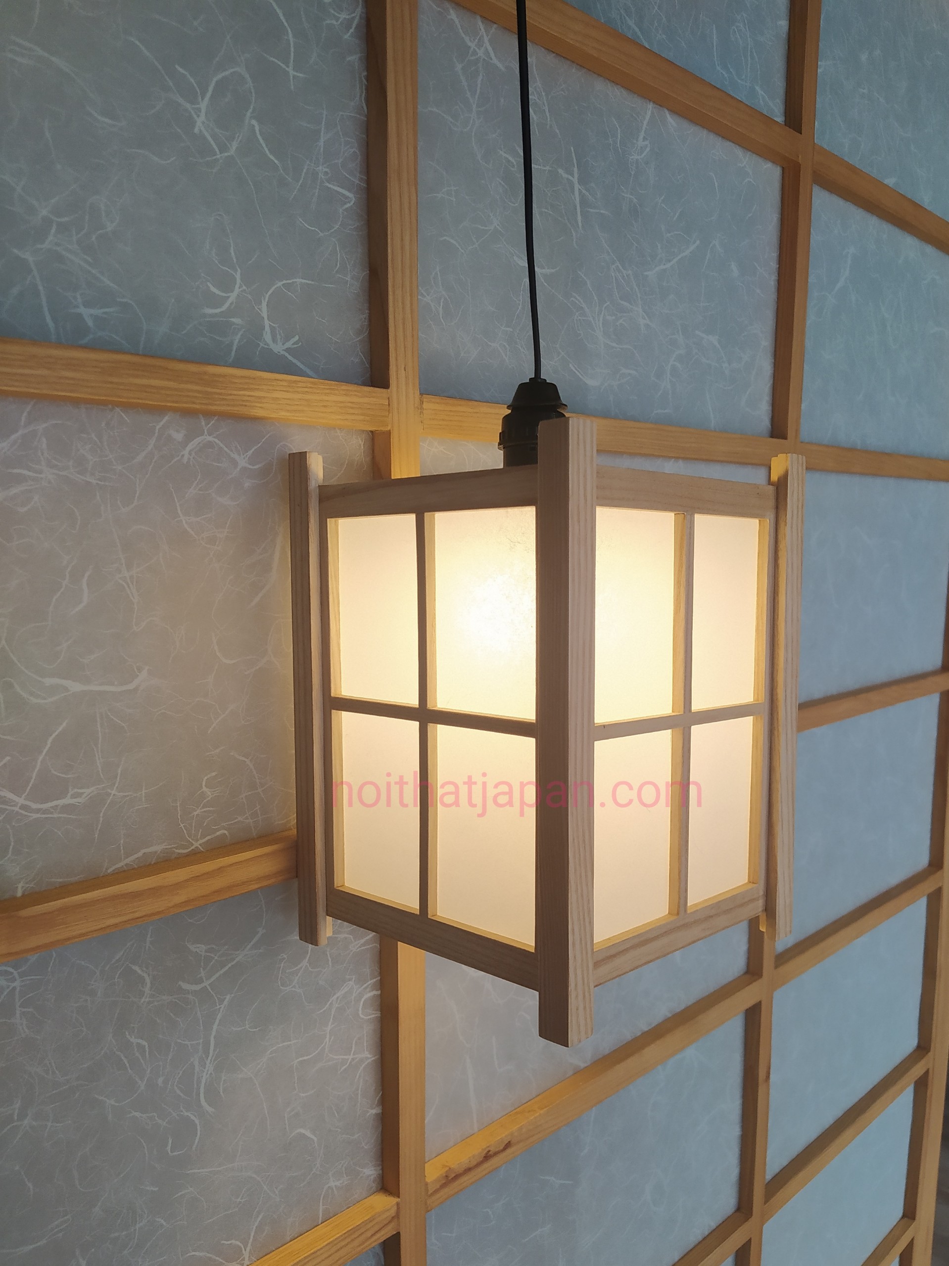 Đèn gỗ thả trần, đèn thả bàn ăn gỗ tự nhiên, đèn decor phòng thiền, phòng trà đạo phong cách truyền thống Nhật Bản, chất liệu gỗ thông và Shoji nhập khẩu Nhật Bản, kích thước 18*18*24cm, gồm bóng lesd ánh sáng vàng