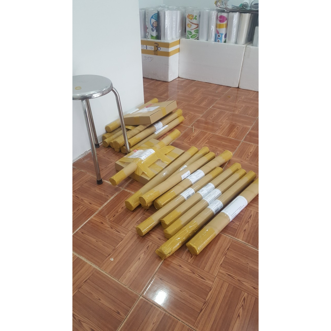 Decal dán tường 3D đèn treo số 8 và khung ảnh đen nghệ thuật