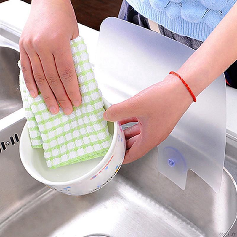 Vách ngăn chặn văng nước gắn bồn rửa chén có giác hút