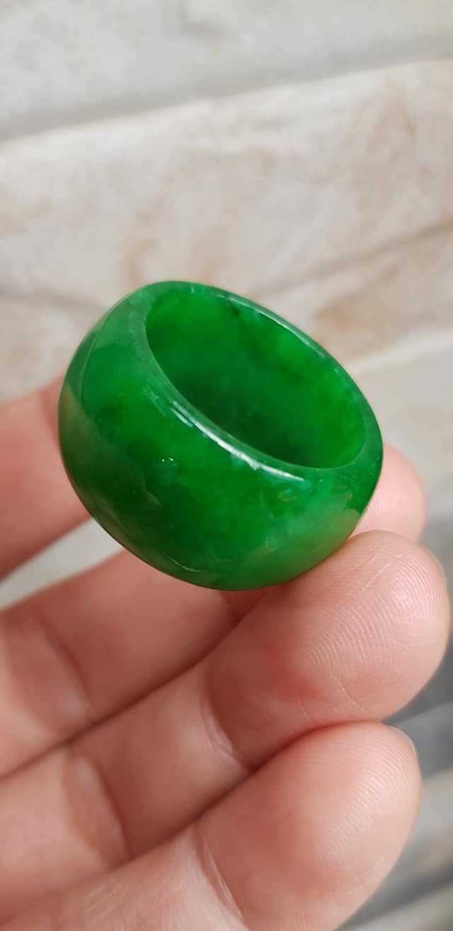 Nhẫn Nam Đá cẩm thạch Xanh tươi bóng đẹp Nhẫn ni 20mm x Cao 14mm x dầy 4mm Hợp nam mệnh mộc mệnh hỏa mệnh Thủy đeo nhẫn ni 20mm đẹp ạ