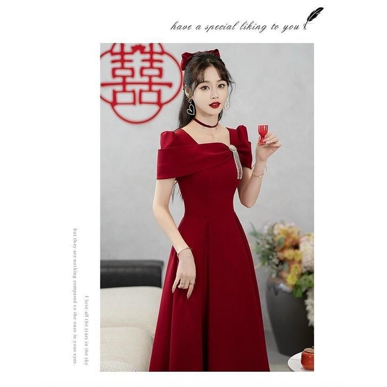 ĐẦM XÒE ĐỎ TRỄ VAI KÈM PHỤ KIỆN