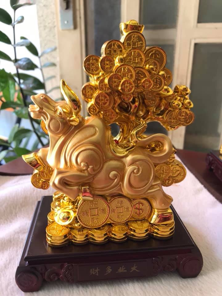 Tượng Trâu Vàng Mới Đứng khối tiền Cây tài lộc Màu Vàng đặt bàn làm việc may mắn ạ Size cao 20cm x ngang 15cm x sâu 10cm