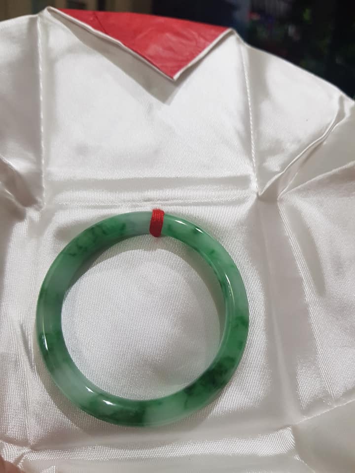 Vòng tay phong thủy Đá Cẩm thạch Tự nhiên Xanh SƠN THỦY LÝ 50MM x độ dầy 7,4mm Chất liệu 100% Đá Cẩm thạch Tự nhiên Nữ 50kg - 55kg đeo chuẩn sang hàng vip đẹp ạ