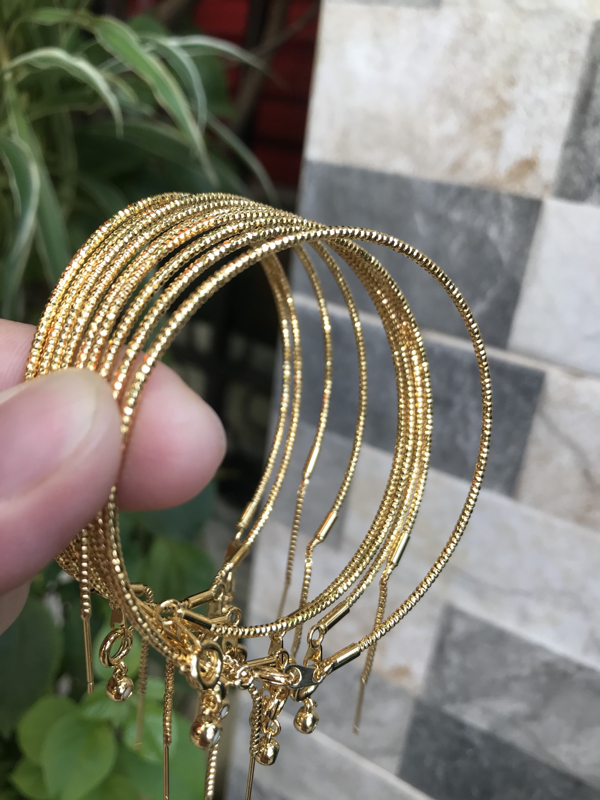 Vòng tay nữ mạ vàng các Chị về phối với hạt charm của mình đeo tay xinh lắm  ạ