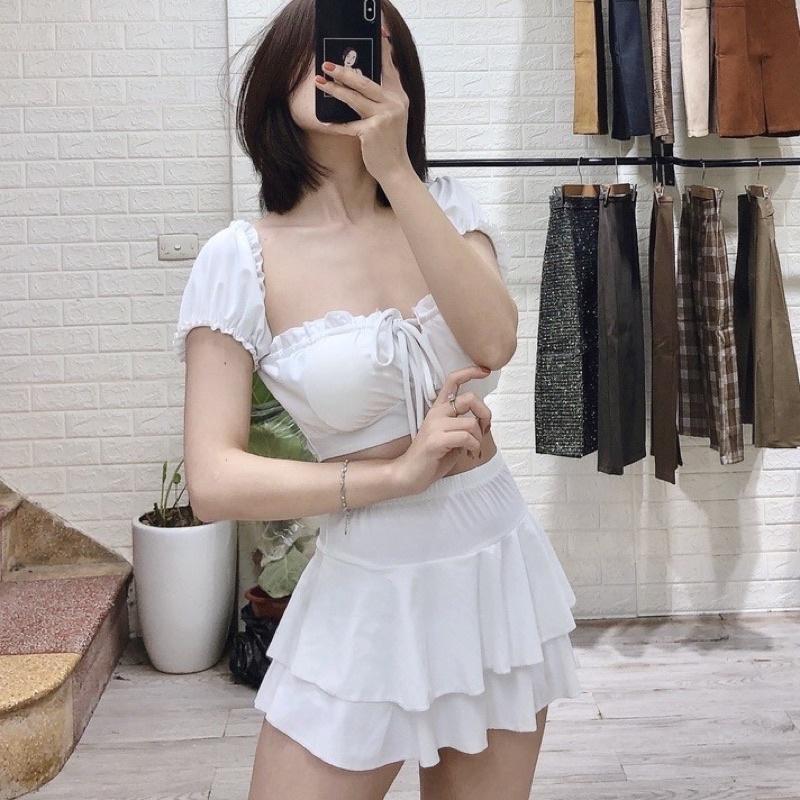 Bikini tay bèo Hiền hồ phối váy tầng kín đáo trắng/ đen kèm ảnh thật