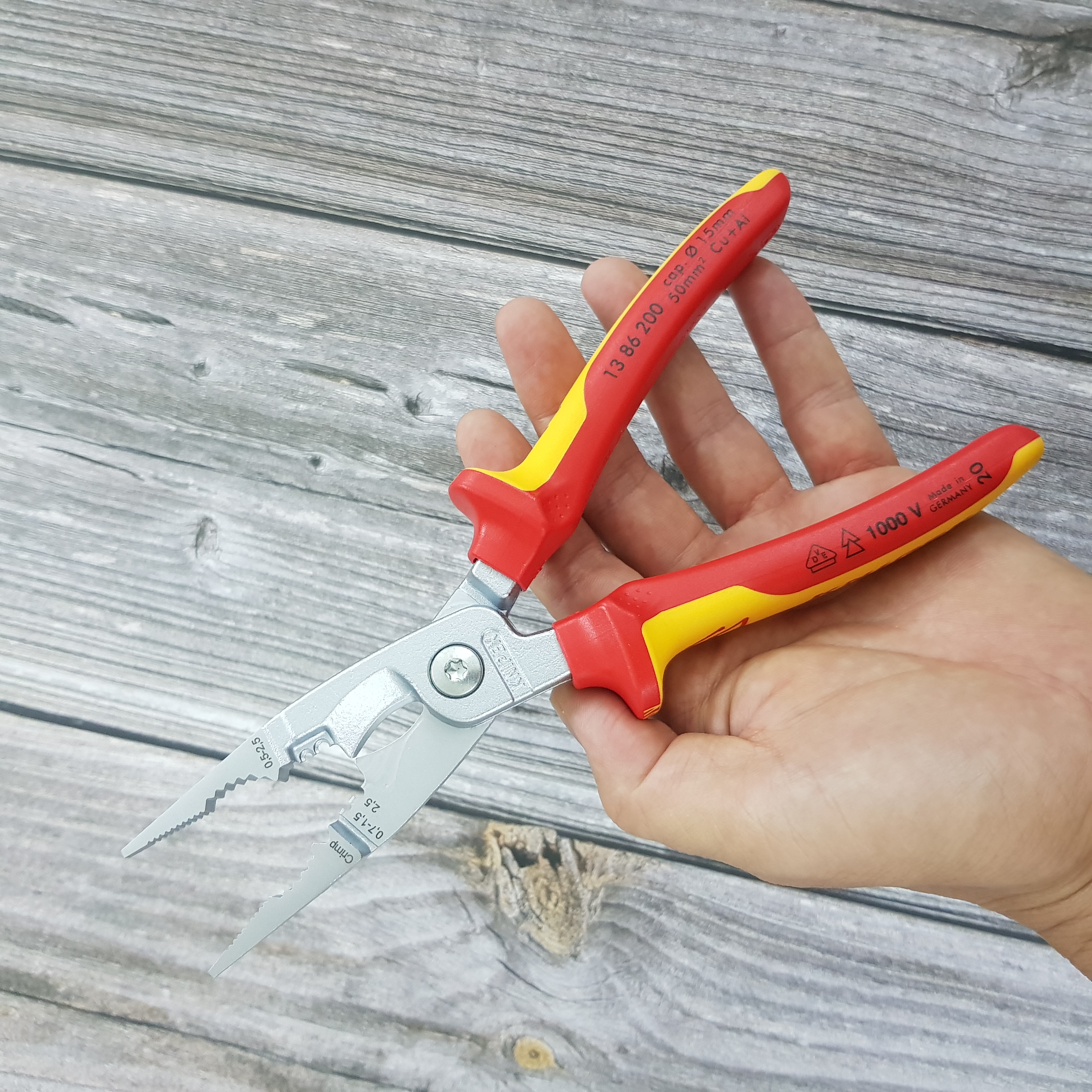 Kìm Lắp Điện Đa Năng 6 Công Dụng Cách Điện 1000 Volt - Knipex 13 86 200