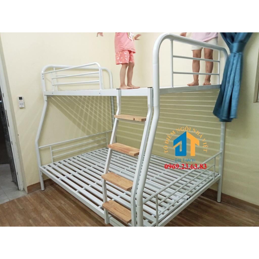 Giường sắt trên 1m2 dưới 1m4 màu trắng cực đẹp cực sang cầu thang bằng gỗ