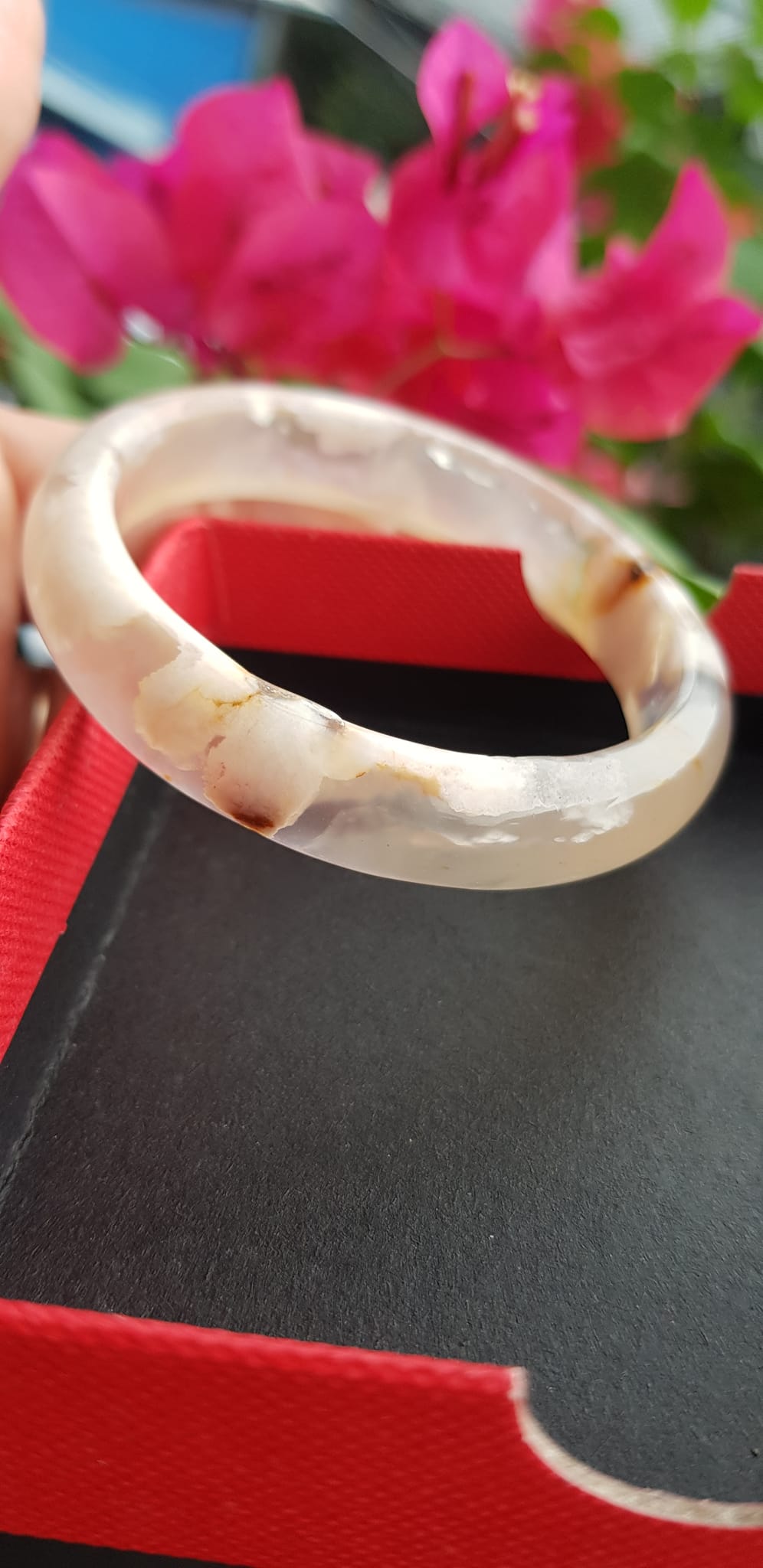 Vòng tay phong thuỷ Nữ Bản Hẹ Đá Mã Não trắng vàng nhẹ bông hoa bóng đẹp Vòng tay Nữ Ni 48mm x Cao 11mm x dầy 6mm Nữ tay nhỏ cân nặng 30kg - 45kg đeo đẹp ạ