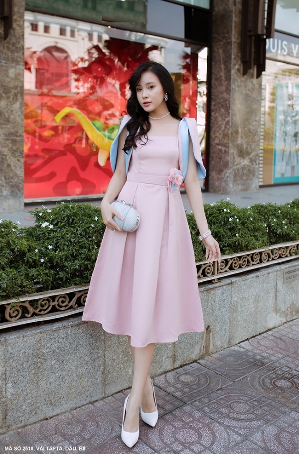 ĐẦM CỔ VUÔNG TAY SÁT NÁCH LOE EO ĐÍNH HOA HỒNG