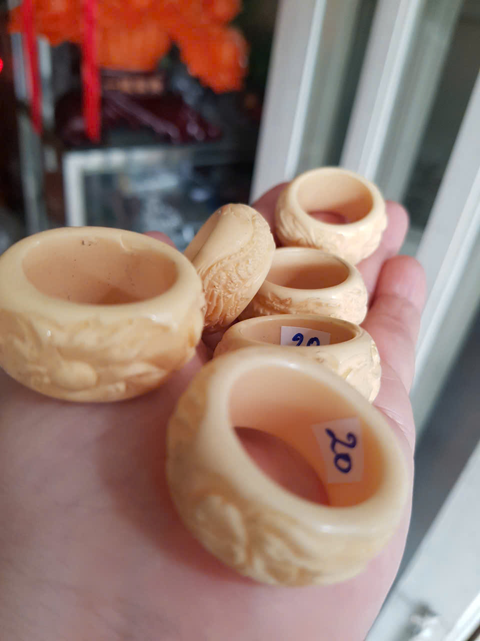 Nhẫn Nam Giả Ngà hay Xương Mỹ Nghệ Bản Hẹ Chạm Rồng Ni 20mm Cao 14mm Dầy 5mm màu trắng Dành Cho Các Anh Nam đeo nhẫn ngón tay cái hay bất kỳ ngón tay nào ni lọt vừa tay là 20mm rẻ vẫn đẹp như thường ạ