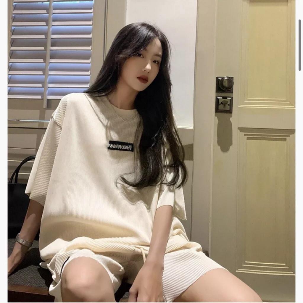Bộ Áo Thun Unisex Kèm Quần Short Ống Rộng In Chữ THEDRESS Nổi
