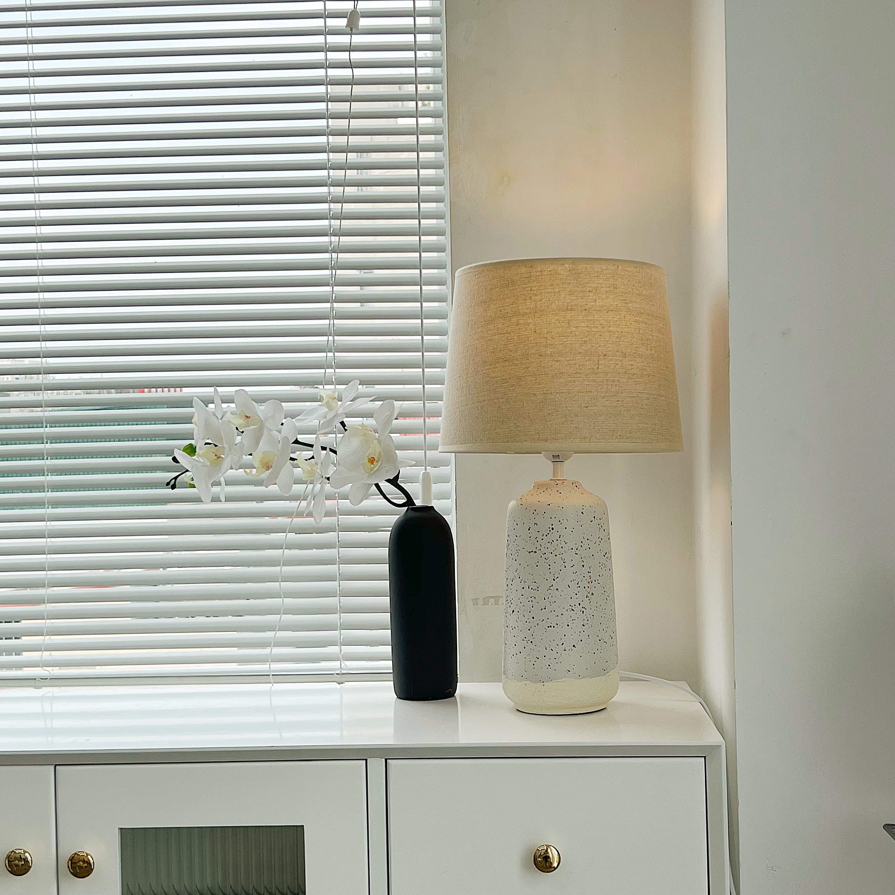Đèn ngủ đèn bàn phòng khách bằng gốm sứ thiết kế trắng chấm bi độc đáo DBG012