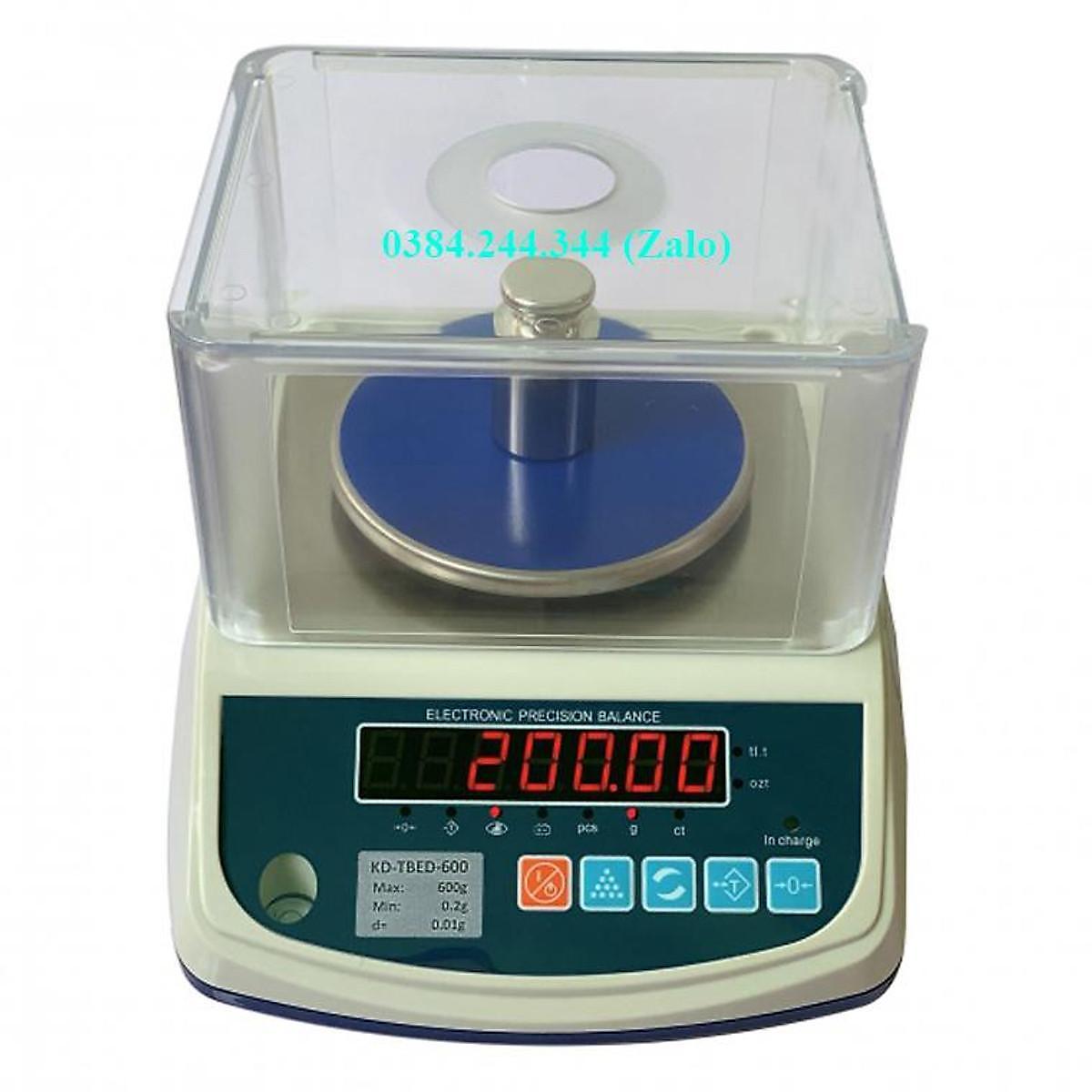 Bộ sản phẩm cân mẫu vải ngành may mặc bao gồm cân điện tử KD-TBED 300g/0.01g, dao cắt mẫu 10cm2 và 4 lưỡi dao thay thế