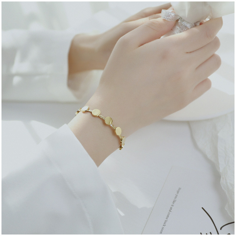 Lắc Tay Nữ Titan Ko Đen Dây Mì Dẹt Và Nhiều Hình Tròn Nhỏ TT 4068