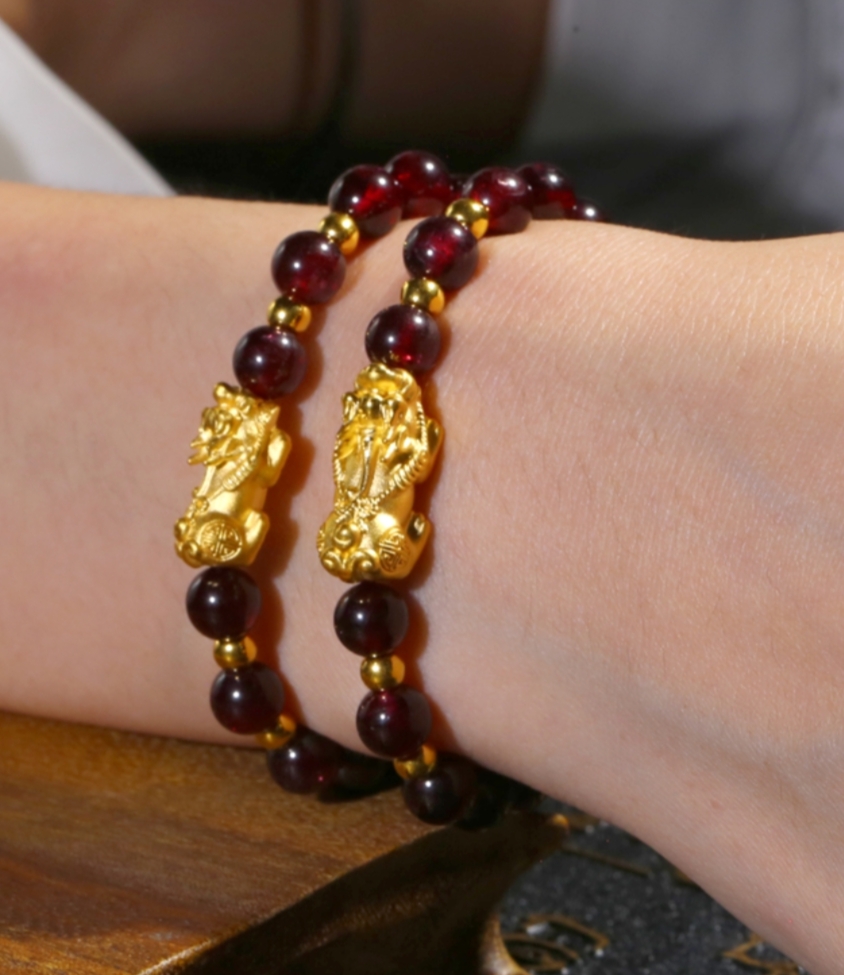 Vòng tay phong thủy, vòng tay nữ may mắn đá thạch anh đỏ ruby gắn tỳ hưu hút Lộc Tài Duyên TARUBY03
