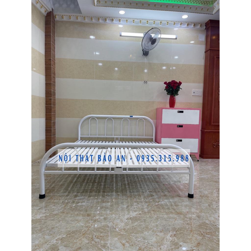 Giường sắt kích cỡ 3 người nằm 1m8x2m