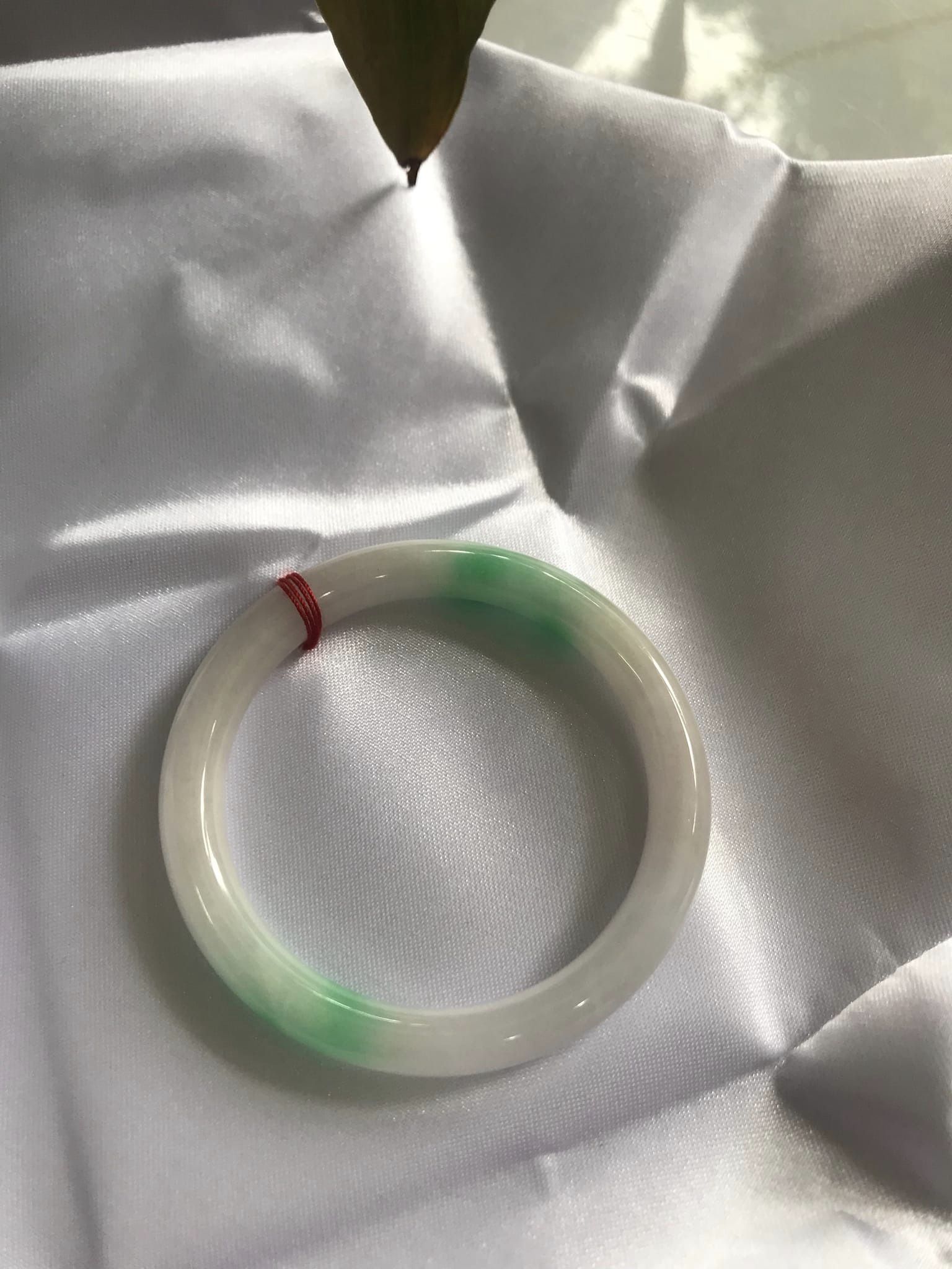 Vòng tay nữ Cẩm Thạch tự nhiên mới TR LÝ IC 50mm x chột 7mm Vòng màu trắng bóng xanh lý nhẹ 2 bên nữ mệnh kim mệnh thủy 49kg - 52kg đeo ạ