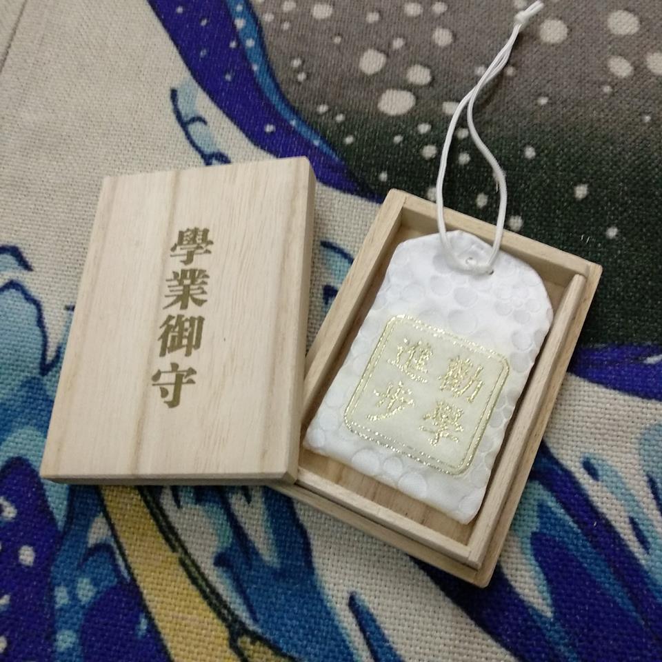 Set omamori học hành và hộp gỗ Nhật Bản