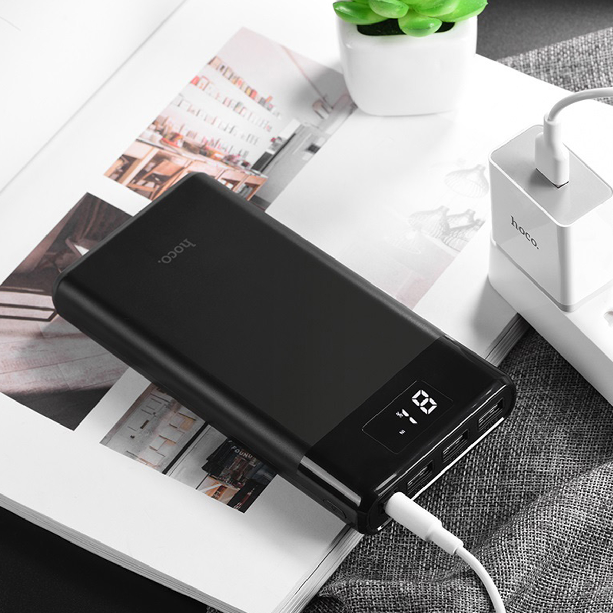 Sạc dự phòng Hoco B35E - 30.000 mAh + Tặng Đèn Led USB Nhiều Màu - Chính Hãng