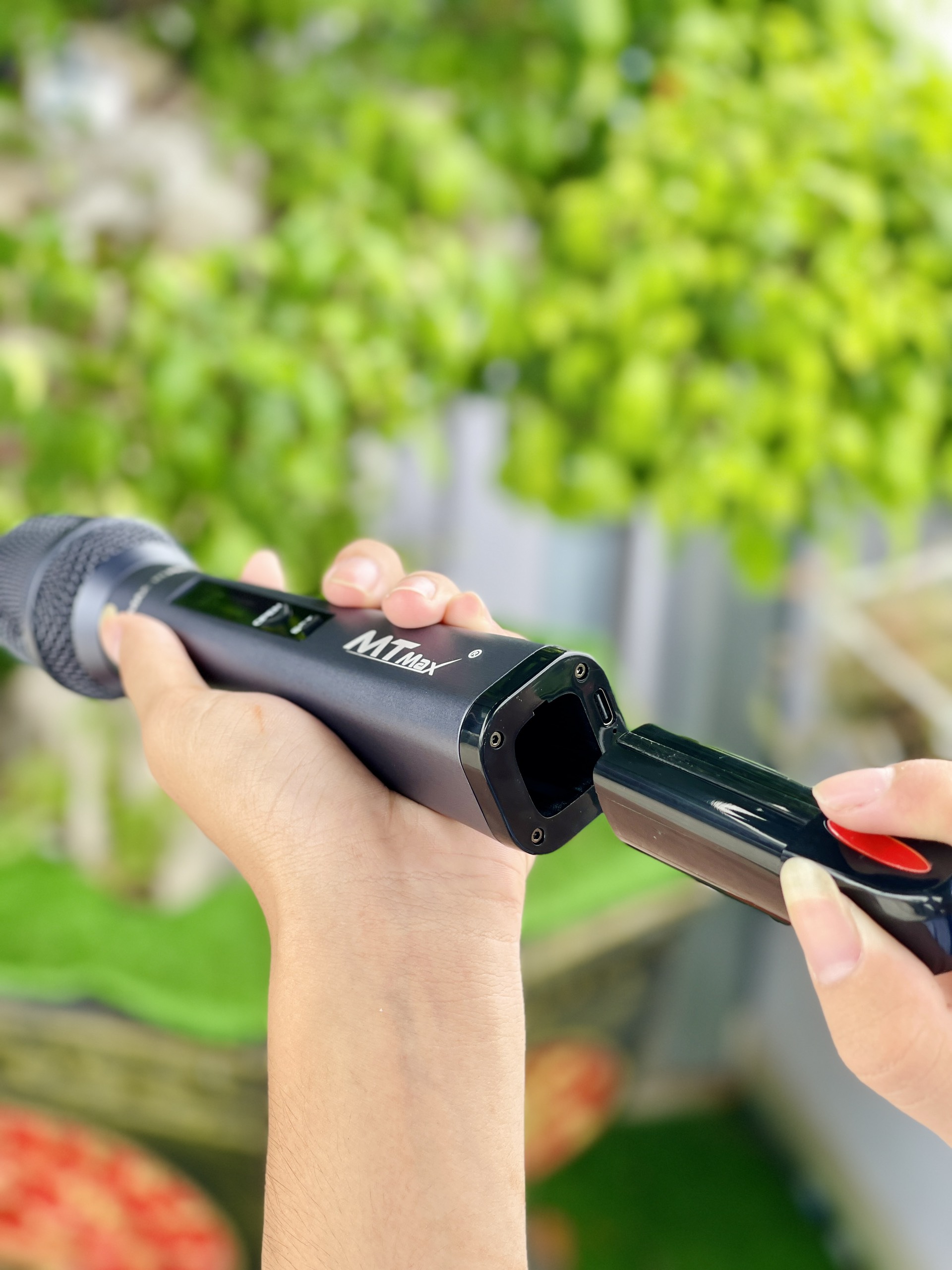 Micro Không Dây Đa Năng Chính Hãng MTMAX H1 Pro Bắt Sóng Xa 100M, Chống Hú Siêu Khủng, Chuyên Dùng Karaoke Gia Đình, Phòng Trà, Quán Bar, Sóng UHF Cao Cho Âm Thanh Chuẩn. hàng chính hãng