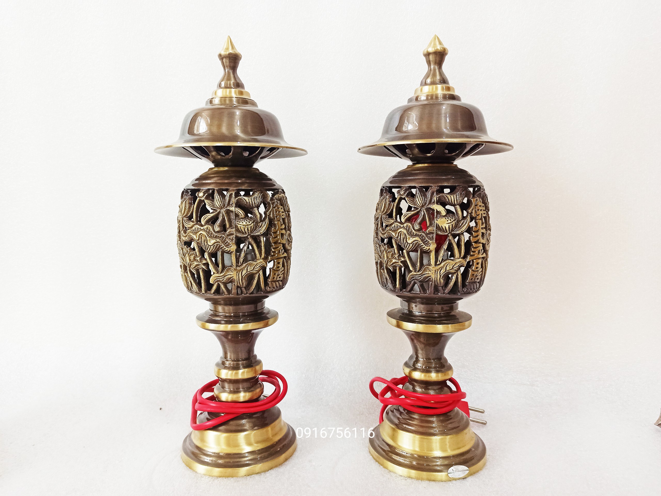 Đôi đèn thờ hoa sen đồng thau cao cấp đèn phong thủy họa tiết hoa sen đồng thau 37cm, 43cm phẩm thờ cúng