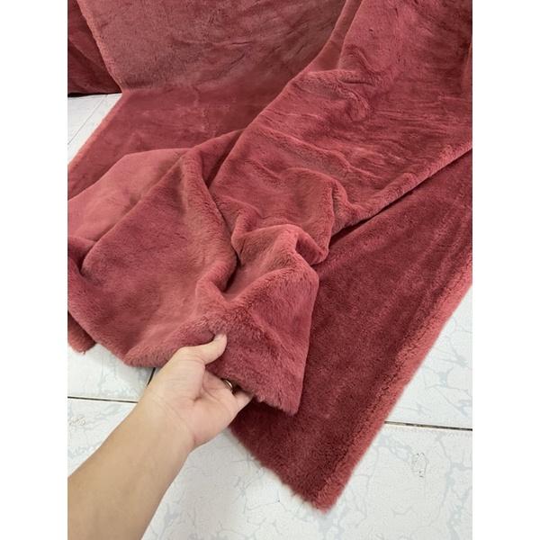 Thảm lông màu hồng mịn chụp hình - trải bàn trang điểm