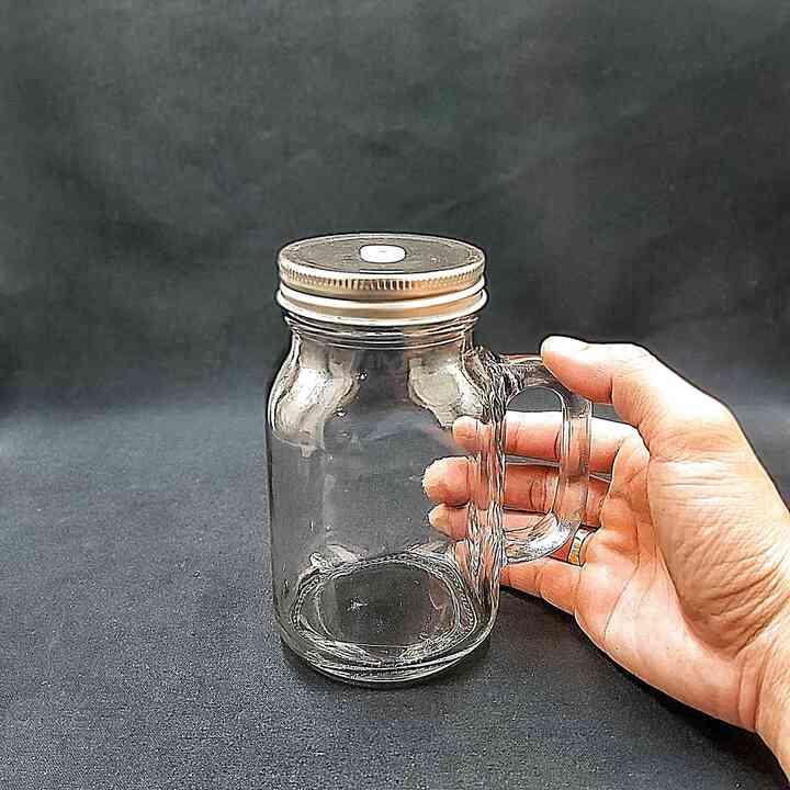 Ly thủy tinh có quai nắp đậy 600ml – ca đựng nước thuỷ tinh nắp thiếc có lỗ cắm ống hút – đựng nước ép, trà sữa, cafe, sữa tươi độc đáo