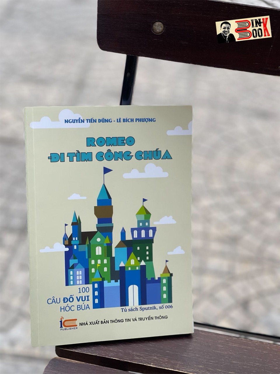 (In màu toàn bộ) ROMEO ĐI TÌM CÔNG CHÚA – Nguyễn Tiến Dũng và Lê Bích Phượng – Sputnik – NXB Thông tin và Truyền thông (bìa mềm)