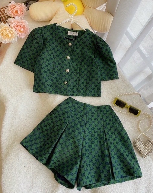 SET ÁO CROPTOP SƠ MI SUÔNG KHÔNG CỔ HỌA TIẾT + QUẦN GIẢ VÁY NGẮN XÒE XẾP LY LƯNG CAO ỐNG RỘNG DẠO PHỐ DỰ TIỆC ĐI BIỂN