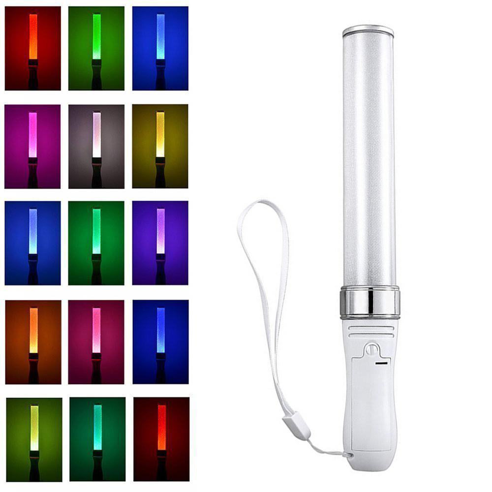 Gậy đèn LED với 15 chế độ màu dùng trong các buổi tiệc