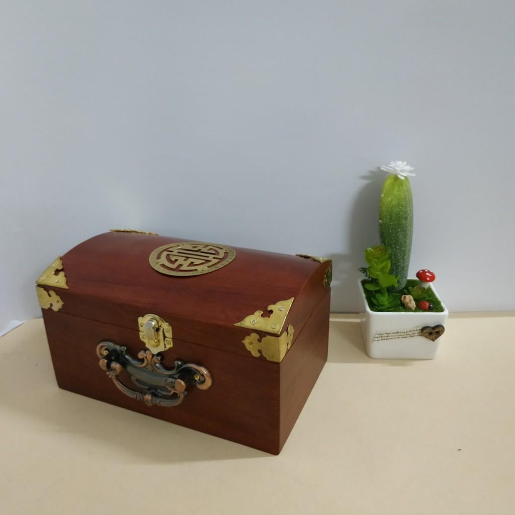 HỘP ĐỰNG TRANG SỨC, HỘP CON DẤU GỖ KHUM CHỮ THỌ VÀNG CÓ QUAI XÁCH BẰNG ĐỒNG