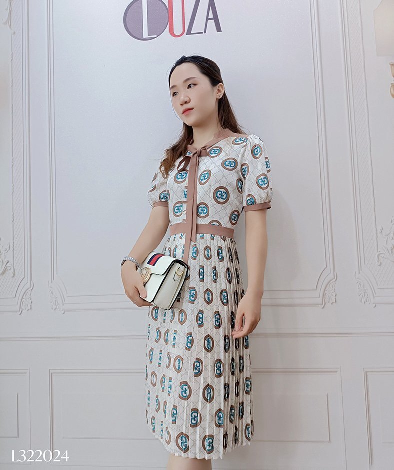 Váy lụa họa tiết GG nền trắng xếp ly